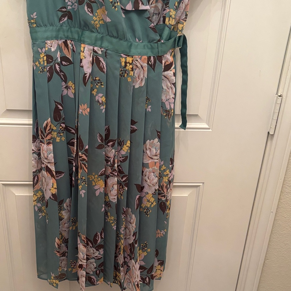 New York & Company Floral Midi Dress (pre-loved) - Picture 5 of 9